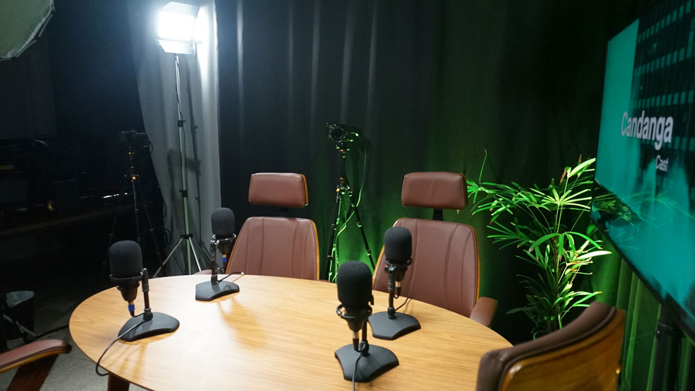 Chroma key de fundo verde e equipamentos do estúdio