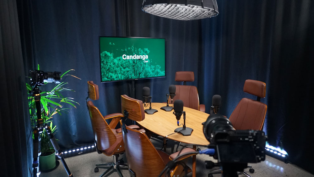 Mesa de podcast montada no estúdio da Candanga Criativa em Brasília