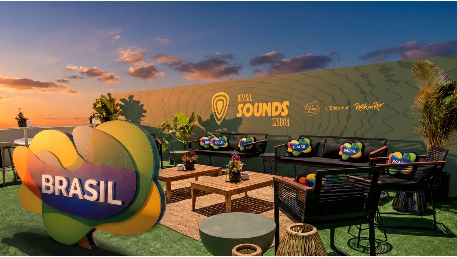 Lounge externo do Brasil Sounds Lisboa ao pôr do sol